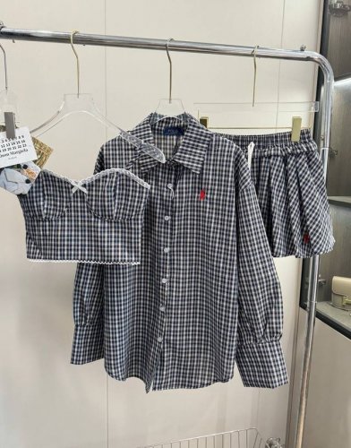 价格P： 品名：Ralph Laur*N 拉夫慵懒韩系格纹吊带背心衬衫三件套 尺码：M.L 颜色：格纹 酷里乖气的一套，慵懒韩系格子衬衫吊带+短裤套装，俏皮又有