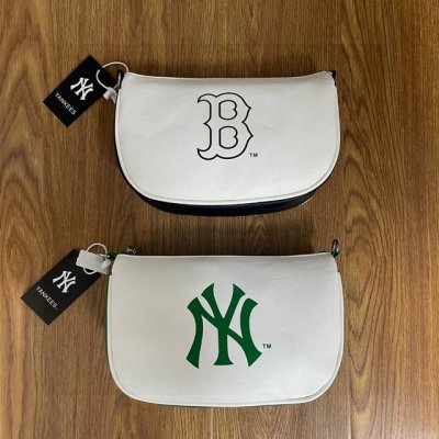 mlb Ny纽约洋基队 波士顿红袜队大Logo印花可拆卸调节肩带饺子包单肩包斜挎包 颜色：黑白色 绿白色 尺寸：26X15X08 Cm 072
