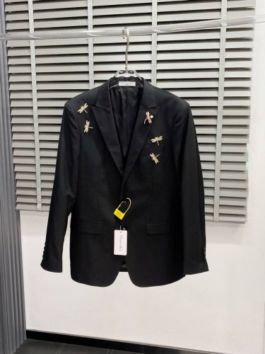 dior迪奥春秋新款西服。外贸公司订单 简约休闲西装外套，独家专供进口原版聚酯纤维面料，透气柔软保暖性很强，笔挺垂感十足，整件衣服车工走线整齐平整，所有五金附料