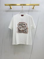 ss古驰纯棉最新面料经典标识图案Logo时尚简约潮流短袖，最顶级的品质专柜原单短袖，顶级制作工艺进口面料，专柜款独特设计，采用进口高端订制面料。官网在售！面料版