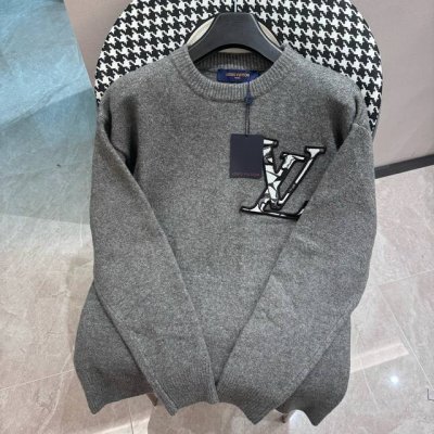 路易威登 Louis V*最新款圆领针织毛衣 前后幅的刺绣采用亚麻材质绣线制作 整个图案都非常精细 并且有立体感 左侧有口袋拉链 都是根据Yd开模的一个小拉链头