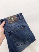 lv 2025最新品 专柜同步有售 原单狠货 水洗休闲牛仔裤 进口原版水洗弹力面料 舒适有弹性 原版五金辅料装饰Logo 版型超正 档次极高 专柜品质 上身时尚