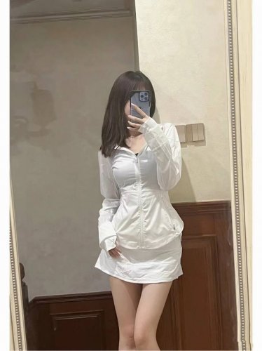 白色- --Lululemon防晒衣修身款夏季出游必备，6色皮肤衣 Lulu真的太懂女生，穿上简单而又不失精致的感觉这不就来了我当防晒来穿，可以搭配一切有点暴露