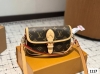配折叠盒子 Lv 法棍 Lv尤物人间白三彩真漂亮啊白三彩系列每一只都值得收藏，又可以搭配俏皮可爱下次想试试洒脱一点穿搭彩色老花 五彩缤纷的少女心满出来这只包适配