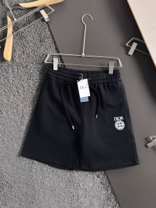 Dio*石头岛25早春新款联名款刺绣短裤 迪奥与石头岛的联名系列一直是时尚界备受瞩目的焦点 这次带来的2025早春新款短裤更是让无数潮人翘首以盼 这款短裤以其独