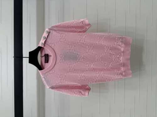 上新原单高端品质 Guc*i 春夏最新系列！GG字母针织短袖！气质名媛少女减龄单品。圆领金扣肩饰 版型上身巨显瘦！白富美必入单品！进口混纺纱线质感舒适！2色！S