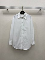 25Ss Chane *25春夏系列新款 经典刺绣白衬衫 面料做的立挺更有胫骨 不挑场合也不挑搭配 翻领单排扣 独特的领口刺绣 点缀 廊版版型设计 宽松却不失精