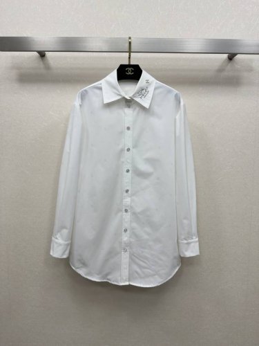25Ss Chane *25春夏系列新款 经典刺绣白衬衫 面料做的立挺更有胫骨 不挑场合也不挑搭配 翻领单排扣 独特的领口刺绣 点缀 廊版版型设计 宽松却不失精