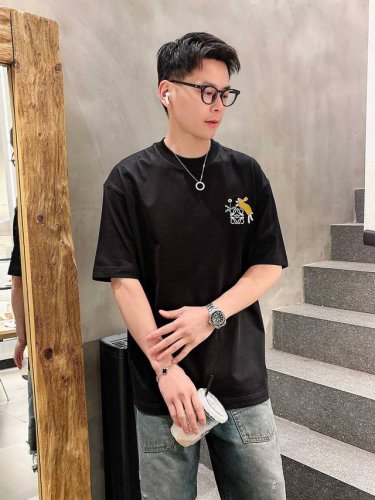 p230 罗意威 2025春夏新款首发专柜最新款短袖圆领T恤 高端订制 设计前卫时尚！品牌Logo重工艺设计 高端定制丝光云朵棉面料.手感柔软.穿着舒适.专柜级