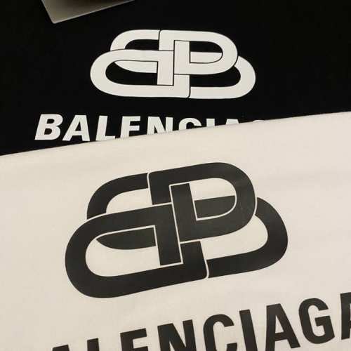 Balenciaga 巴黎世家经典款锁扣字母情侣款短袖 穿上就是舒适自在 减龄又显瘦的存在，慵懒而随性，结合干净简单的色系就特别耐看，适合日常穿着～复古标识 显