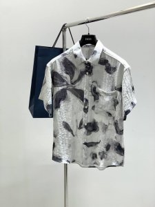 dior 迪奥， 2025夏季新品，专柜同步有售，简约时尚休闲短袖衬衫，原版进口面料，舒适透气，顶级刺绣工艺字母图案Logo，档次极高，独特设计，上身时尚帅气！