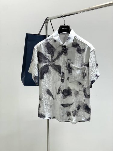 dior 迪奥， 2025夏季新品，专柜同步有售，简约时尚休闲短袖衬衫，原版进口面料，舒适透气，顶级刺绣工艺字母图案Logo，档次极高，独特设计，上身时尚帅气！