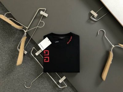 Giv*合身版型S-Xl 2025秋款顶级红色贴布绣重磅短袖专柜私货 高端字母刺绣潮牌短袖 专柜款时尚不失奢华 品质毋庸置疑 上身效果超赞 奢华官网同款 款式专