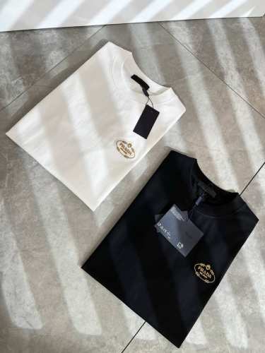 p200 Prad*A普*达2025春夏新款男女同款短袖T恤，最新款全网独家首上！！~既经典有时尚百搭，谁不爱啊，将经典再次展现，非常的耐看，自带低奢光环与辨识