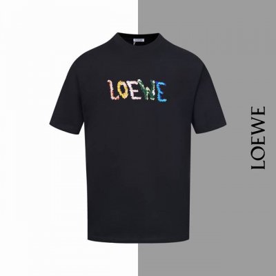 款号#Z39 罗意威彩色字母刺绣圆领短袖 Loewe 官网一致款式 面料：32支双纱280克纯棉面料 同缸同色织染螺纹 颜色一致 工艺：进口机器饱满万针字母刺绣