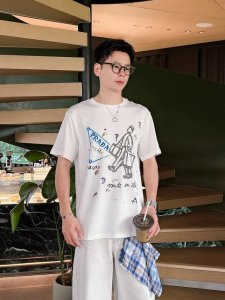 prada普拉达独家专供新款原单男士休闲短袖 高端定制 高版本 时尚百搭爆款进口面料 手感超柔软细腻 穿着亲肤舒适 高端精品 代工厂p精细做工 上身非常赞 男士