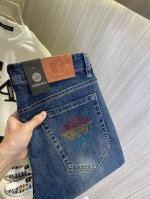 P240 Versave范思哲 2025新品男士牛仔裤 面料弹性好。独家发售 官网同步 时尚优雅 重工艺设计。采用原色酵母水洗工艺 精选进口重磅丹宁牛仔面料 配