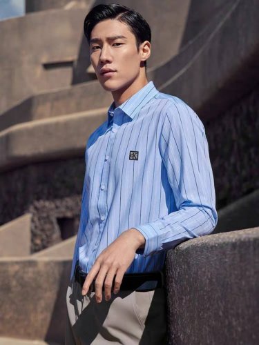 Ck Calvin Klein轻奢条纹丝光衬衫2025年的春季款、对于他家的衬衫大家应该都有一些了解、 此款衬衫走线工整细致 并且风范十足 不论是内搭还是外穿都