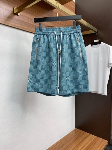 lv 路易威登 2025春夏季新款，最新休闲短裤。原版裤型上身休闲百搭、随性慵懒范，高级定制面料，订制工艺 舒适感爆棚。高端大气，夏天的味道有没有，首选 。M-