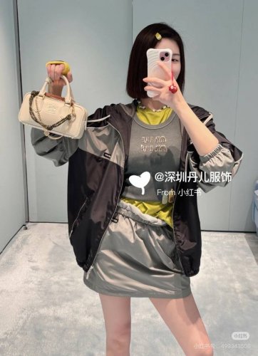 miumi* 25Ss早春新款 高腰宽松休闲运动短裙 原版开发！高版出品！衣柜必不可少的休闲短裤来啦！日常搭配率超级高的时尚单品 绝对的百搭冠军这款无论是细节上