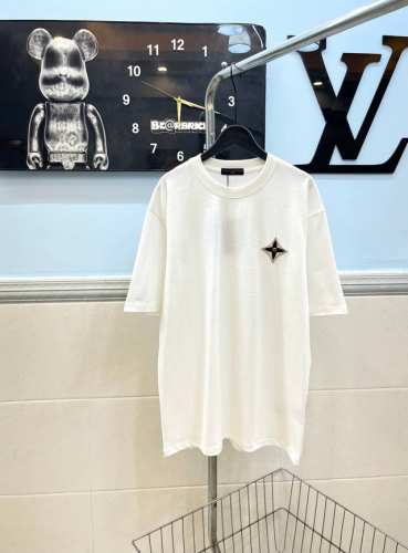 款号139 Lv路易威登 新款Logo标识精致立体刺绣字母短袖 采用280G纯棉双纱面料 上身舒适柔软 前片采用精美刺绣工艺加上定制小五金三花标 整体高端大气