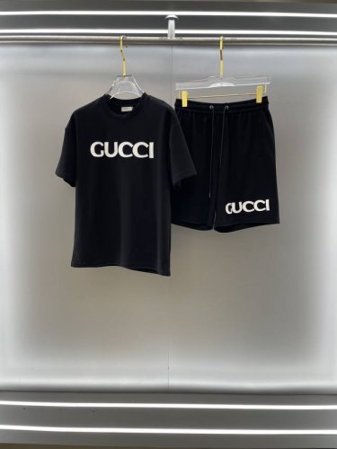gucci 古奇高端定制 2025春夏新款首发专柜最新款短袖短裤休闲套装 高端订制 设计前卫时尚！品牌Logo重工艺设计 高端定制纯棉面料.手感柔软.穿着舒适.