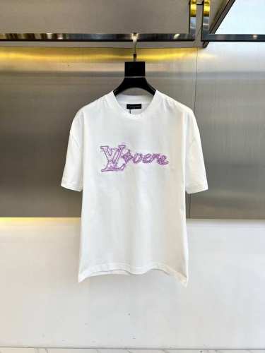 LV、25春春夏系列棉质短袖T恤！采用100%长绒棉面料, 手感柔软细腻, 上身亲肤透气, 贴身穿非常舒服！胸前彩色线绣Logo图案撞色时尚立体。颜色十分清晰，