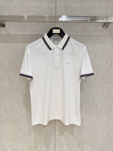 dior 夏季新品翻领Polo短袖 时尚单品设计，更加时尚舒适，高标准定制，上身非常有型，奢华品牌经典Logo图案 客供辅料，客供进口舒适透气面料质感非常细腻，