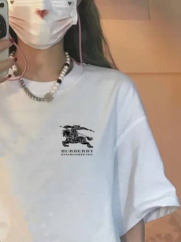 上新 Burberry 巴宝莉 25Ss 基础款印花短袖 高版本 重工 短袖T恤 顶级用料 限量发售！ 面料：250克 双纱双股用料 预缩定型 具有良好的吸汗性