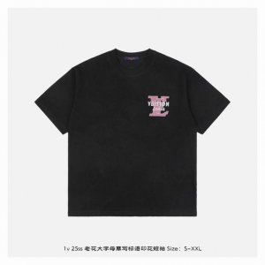 LV 25Ss 老花大字母草写标语印花短袖 面料采用230克重精梳棉 定制32支1*1螺纹 成衣两遍水洗处理 面料舒适亲肤无异感 定制定染面料 纺织密度高 垂感