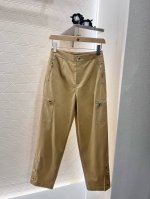 P350Louis Vuitto*2025新品上架 拉链口袋长裤 定制Yb斜纹全棉材质 足够克重 呈现出挺括舒适穿搭感受 休闲时尚 标志性字母印刻徽标襟扣 装饰
