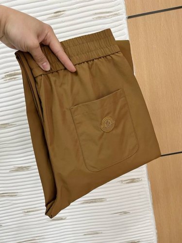 Monc1Er 男士精品休闲裤顶级面料休闲裤，最新款上身版型无敌正绝对可以闭眼收的一款此款裤子非常百搭，,日常上班户外运动都可以穿着，是时尚休闲与户外运动的完美