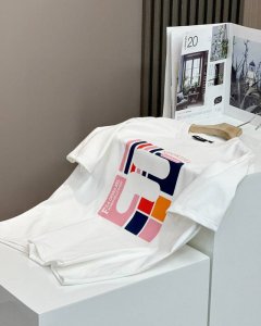 90 Fila斐乐解构系列印花休闲宽松情侣款 短袖T恤 款号：C110 颜色: 黑色 白色 细节版本一比一复刻 重磅专柜最新款！走一波！绝对私房牛货！ 原厂面料
