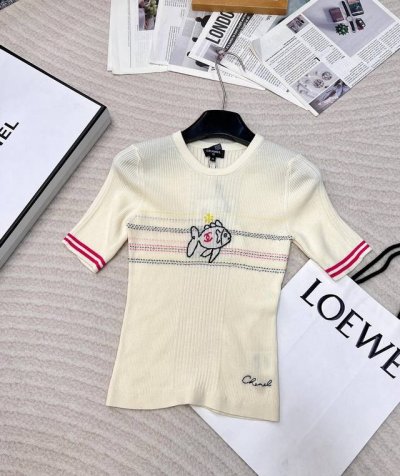 chanel25Ss早春新款女团风气质小鱼嵌花短袖针织上衣丨独家高版出品！坑条设计修身版型绝绝子！进口定制羊绒纱线细腻柔软的手感超赞！Logo字母低调奢华。辣妹