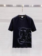 巴宝莉 2025早春新款男女同款短袖T恤，！定制专属纯棉面料，定制原版工艺螺纹，胸前重工字母Logo工艺设计！简约大方，从容百搭，档次极高，完美融入时尚还有风情