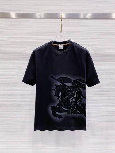 巴宝莉 2025早春新款男女同款短袖T恤，！定制专属纯棉面料，定制原版工艺螺纹，胸前重工字母Logo工艺设计！简约大方，从容百搭，档次极高，完美融入时尚还有风情