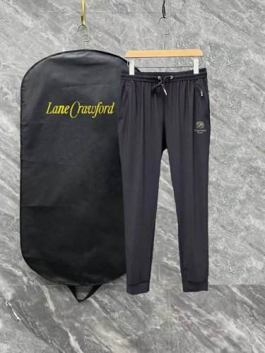 杰尼亚春夏季新款 两色高品质薄款运动休闲冰丝裤 爽滑舒适抗皱无痕的好裤子 质感柔软 手感微弹 ，清凉冰丝裤 腰部松紧带， 版型设计时尚潮流 走线工整整齐，运动休