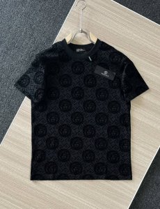 高品质 versace 范思哲植绒杜美莎头像T桖 25Ss春夏新品 采用230克平纹双纱全棉面料 全身上下工艺满满 同色植绒头像 时尚大方 远看低调 近看奢华