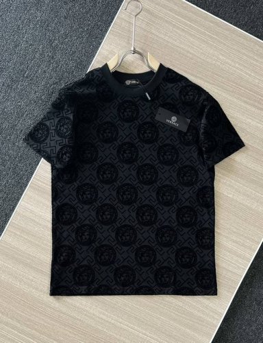 高品质 versace 范思哲植绒杜美莎头像T桖 25Ss春夏新品 采用230克平纹双纱全棉面料 全身上下工艺满满 同色植绒头像 时尚大方 远看低调 近看奢华