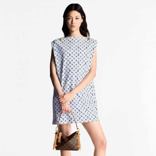 款号D25041675 Louis*驴家Lv新款 通体老花字母Logo印花、肩部链条穿孔扣一字肩设计修身显瘦无袖背心连衣裙！白色， M码：肩宽45，胸围102，
