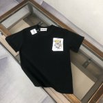 Moschino 莫斯奇诺 2025最新款短袖T恤，绝对的顶级爆款，图案立体精美，细节处处动人，非常独特的设计，大气，简约，基础，耐看，但又独具风格，结合了一款