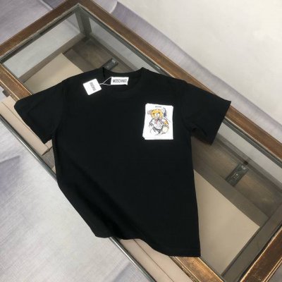 Moschino 莫斯奇诺 2025最新款短袖T恤，绝对的顶级爆款，图案立体精美，细节处处动人，非常独特的设计，大气，简约，基础，耐看，但又独具风格，结合了一款