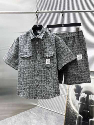 罗意威 Loewe 2025Ss春夏新款 休闲 短袖 短裤裤 套装，高端版本！专柜定制面料 透气舒适度高，细节无可挑剔，品牌元素设计理念，体现高品质。手感细腻柔