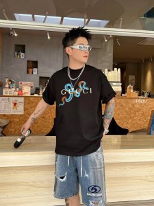 酷奇 新款字母印花双层重工短袖T桖 字母图案不管是T桖还是卫衣都是每年的爆款单品 前幅大面积印花采用大康丽数码印花机直喷 成本极高 经过多次的调试打版图案色差还