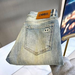 Dio迪奥 2025春夏新品丹宁软布牛仔裤 比较百搭的一款丹宁 最纯粹的原色调 通体无复杂工艺做噱头 视觉非常干净 当季最新彩标 丰富了细节 提升了整体的时尚感