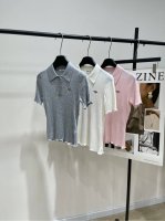fd三色木耳边Polo针织短袖 ，面料：羊毛混纺 颜色：灰色、米白色、浅粉色 25新款Polo纽扣针织短袖 采用羊毛混纺完美融合两者优势 既拥有羊毛的柔软与挺括