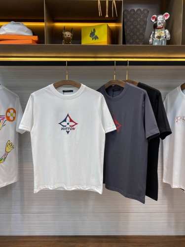 LV25Ss春夏新款平纹针织棉布基础圆领短Tee，男女同款时尚蓝白色四叶草胶印图案休闲套头短袖T恤衫！植绒印花贸易公司渠道稀出，领先官网发售！V家新款T恤以其卓