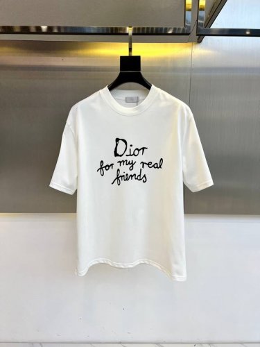 Dio迪奥、2025春夏新品D家签名Logo圆领短袖T恤。这款T恤甄选客供定制100%平纹针织棉布材质制成，面料手感柔软温润，亲肤透气的贴身触感，绝对可以让你舒