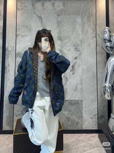 上新 款号:G019 Louis Vuitton 路易威登新款经典Lv老花满印双面穿拉链连帽夹克外套 双面穿 1采用超细腻的高科技爽滑聚酯纤维材质面料，定制高品