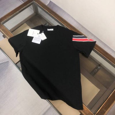 Cmoncler 蒙口 2025夏季新款短袖T恤 蒙口品牌，以精湛的工艺和独特的设计，赢得了广大消费者的喜爱。定制面料，使得穿着更加舒适透气，宽松的版型设计，适